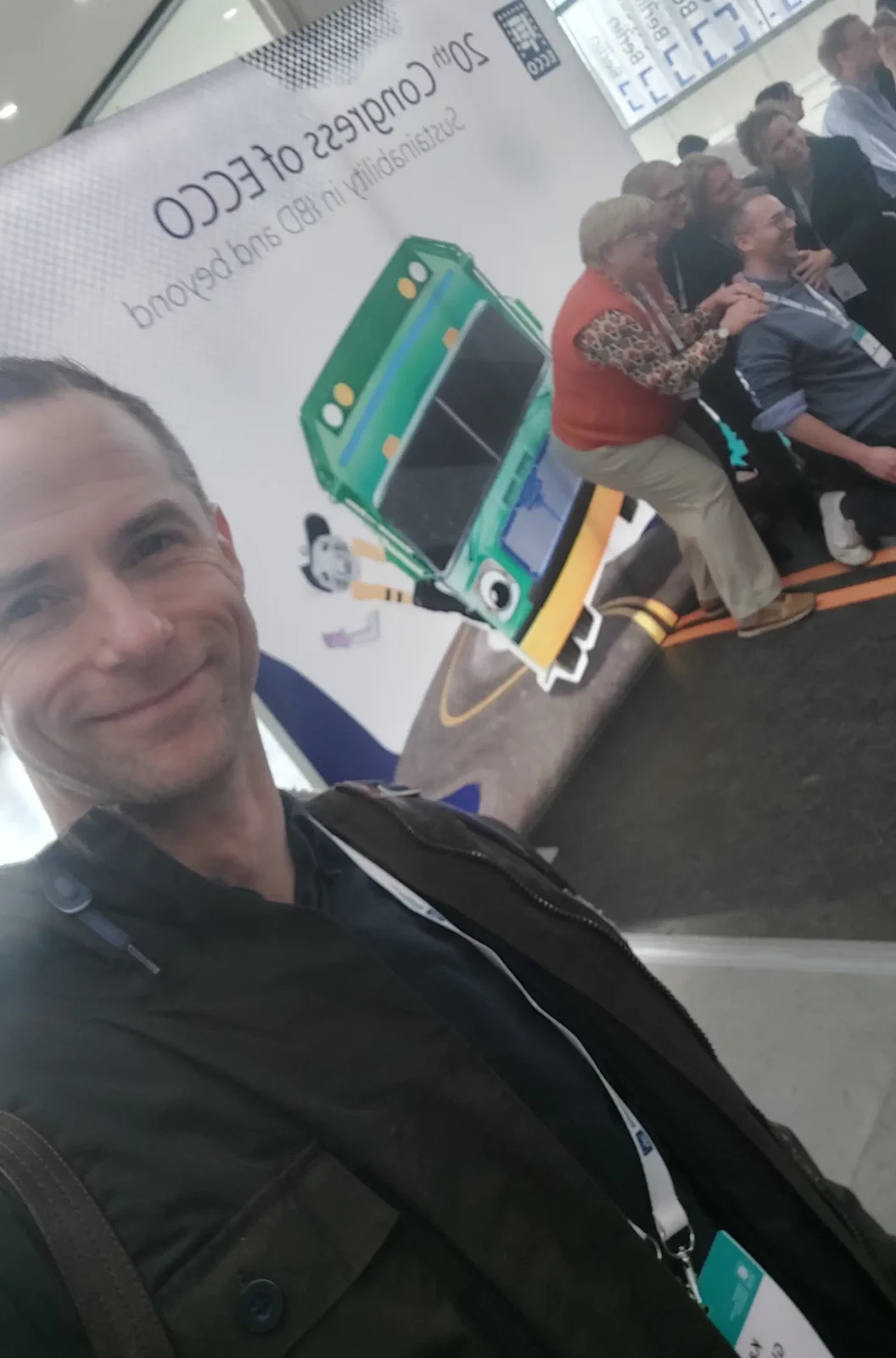 Karsten Gundersen - En fyr (altså jeg selv) tar en selfie foran en gjeng som tar en selfie foran et selfie-board.